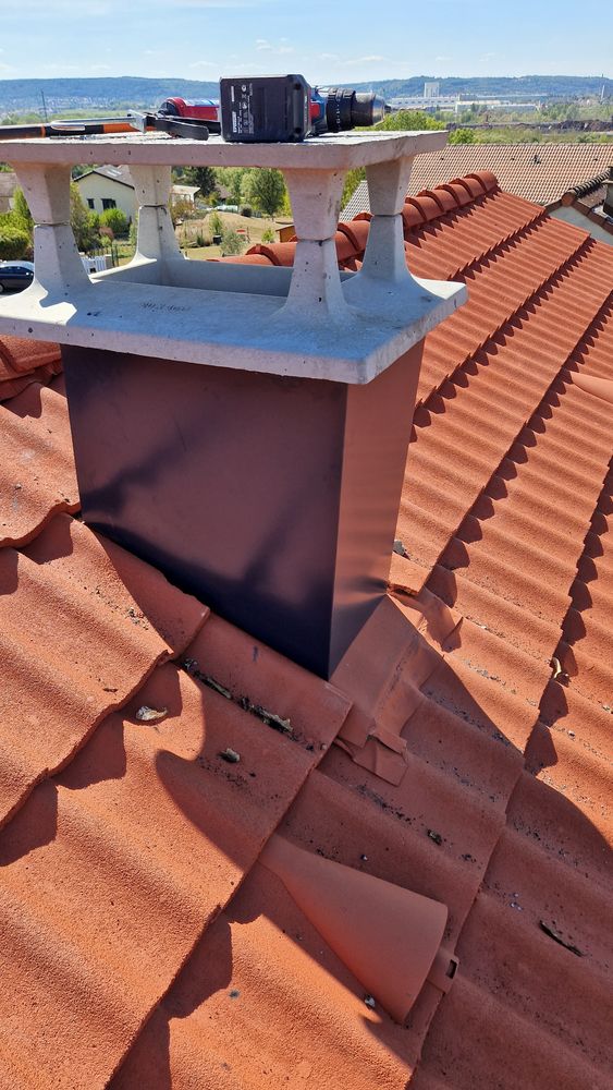 Habillage de cheminée en alu thermo-laqué sur une toiture en tuile,  aluminium isolant toit aluthermo 